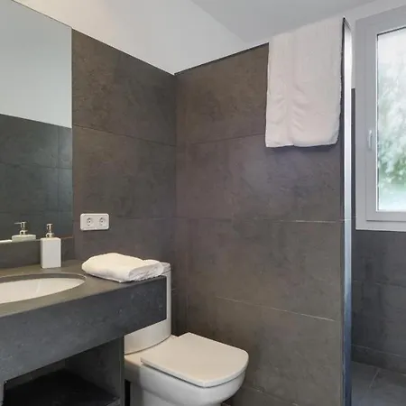 Sleeps 8 Pool Air Con * Arenal d'en Castell