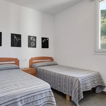 Villa Sleeps 8 Pool Air Con