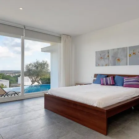 Sleeps 8 Pool Air Con